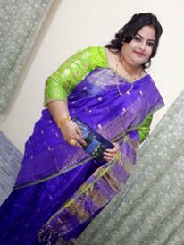 I have teamed bright colours and played with my hair. I salute weavers of Bengal in  a matka silk saree from Angachaya by Nisupta Bhattacharya. 