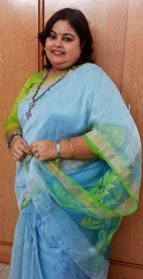 Anshu's Rongeen Collection by Pritha Mukherjee. Notice the Bengal special jamdani in the pallu. Necklace: Tantra by Meher Dasgupta. Bracelet: Nakshaa by Rijula Duttaroy