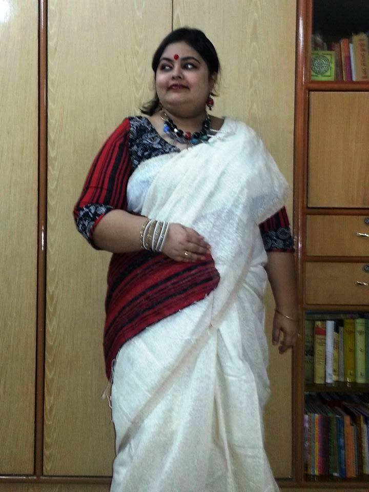 A different take on the Bengali fave red and white saree. Saree and the unique blouse are both creations of Nextile by Suchismita Dasgupta. Jewelry: RuHH by Debarpita Sen